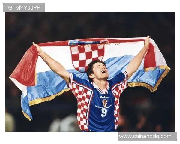 十号红衣足球球星是谁 他在赛场上的传奇表现与影响力分析 十号红衣足球球星是谁 他在赛场上的传奇表现与影响力分析